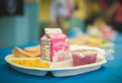  Compostable Trays Replace Polystyrene in Lunchrooms