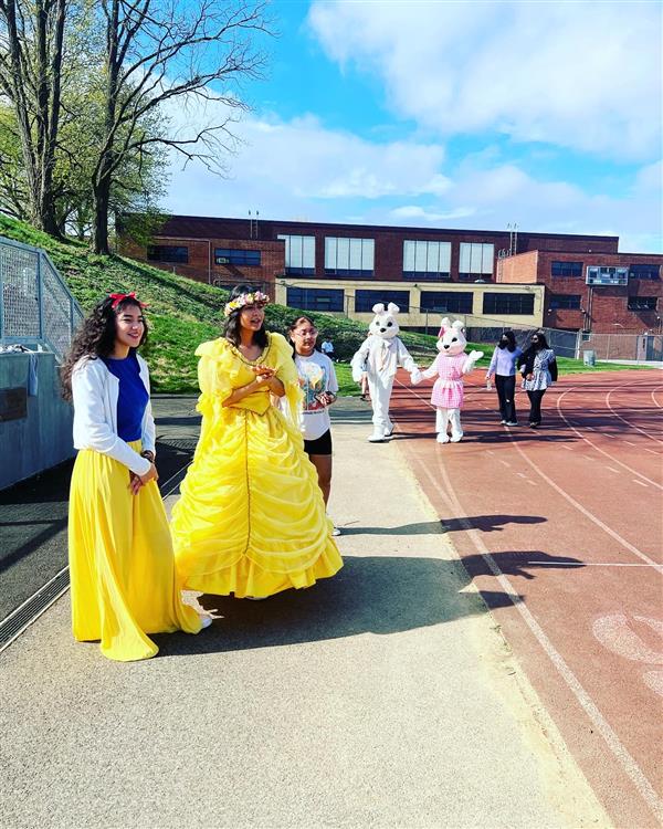 Princesses cheer participants